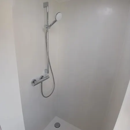 Hostal Hub 13 - Mit Balkon *