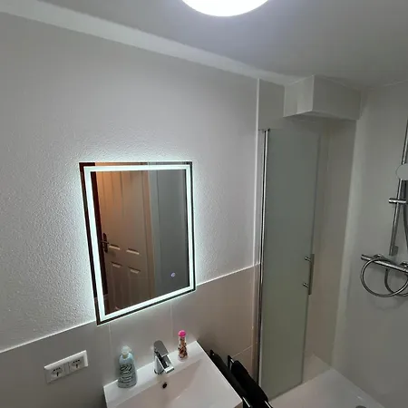 Hostal Hub 13 - Mit Balkon *