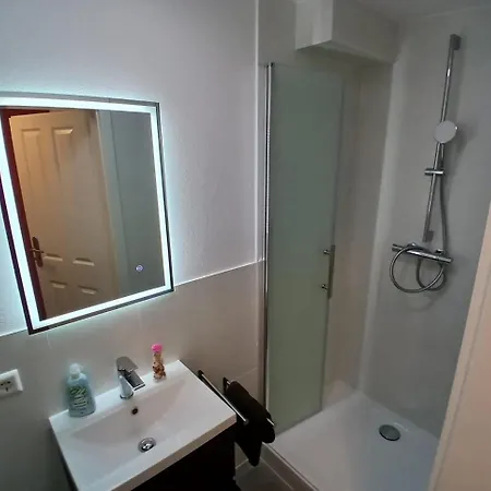 Hostal Hub 13 - Mit Balkon *