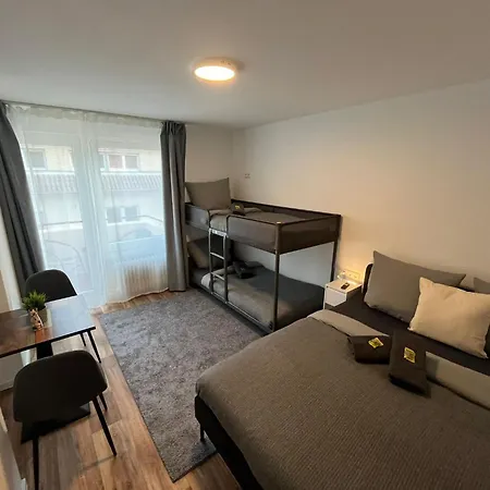 Hostal Hub 13 - Mit Balkon *