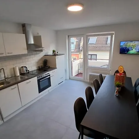 Hostal Hub 13 - Mit Balkon *