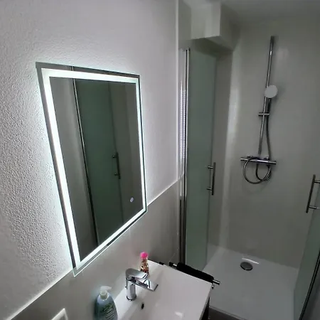 Hub 13 - Mit Balkon Hostal