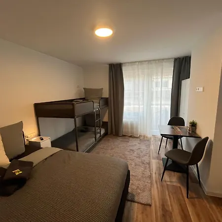 Hostal Hub 13 - Mit Balkon *