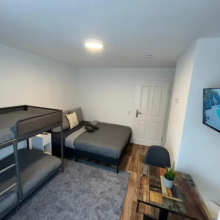 Hostal Hub 13 - Mit Balkon *